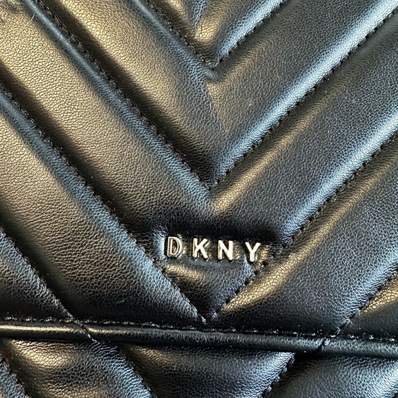 2pc Bundle DKNY Veronica medium chain strap quilted bag + Veronica wallet. - Picture 6 of 9